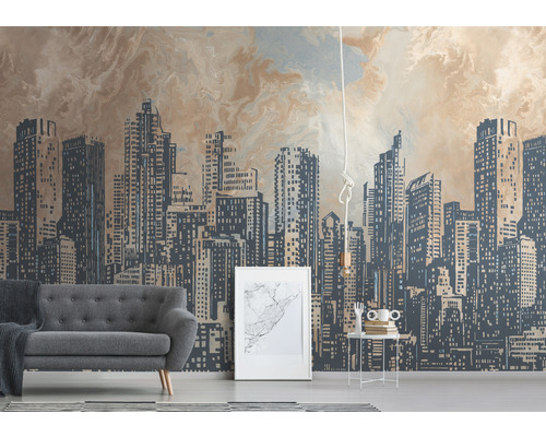 Wohnzimmer mit gemusterter Tapete, Sofa, Beistelltisch und Bilderrahmen