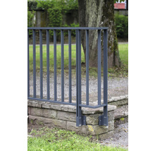 Metallzaun auf Steinmauer im Garten