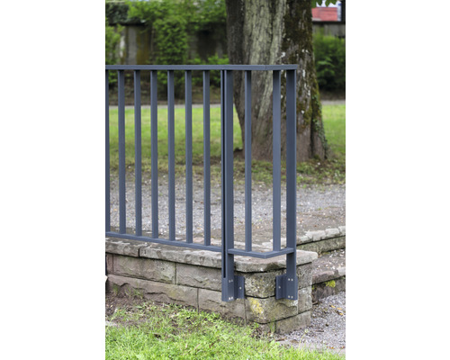 Metallzaun auf Steinmauer im Außenbereich