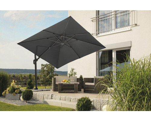 Quadratischer Ampelschirm über einer Sitzgruppe auf der Terrasse