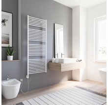 Modernes Badezimmer mit Handtuchwärmer, Waschtisch und Bidet