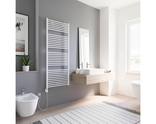 Modernes Badezimmer mit Handtuchwärmer, Waschtisch und Bidet