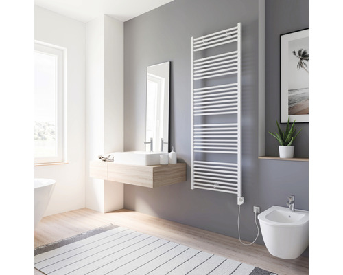 Badezimmer mit Handtuchwärmer, Waschbecken, Spiegel und Bidet