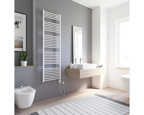 Modernes Badezimmer mit Handtuchwärmer, Waschtisch und Bidet.