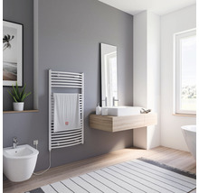 Badezimmer mit Handtuchwärmer, Waschtisch, Spiegel und Bidet