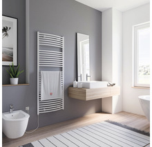 Modernes Badezimmer mit Handtuchwärmer, Waschbecken und Bidet