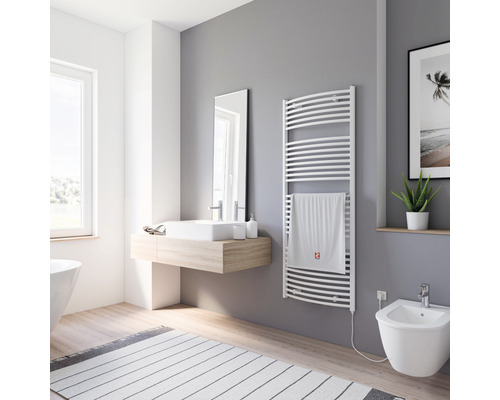Modernes Badezimmer mit Handtuchwärmer, Waschbecken und Bidet