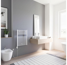 Modernes Badezimmer mit Handtuchwärmer, Waschtisch und Bidet
