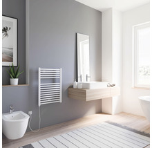 Helles Badezimmer mit Handtuchwärmer, Bidet, Waschtisch und Spiegel
