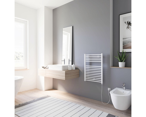 Modernes Badezimmer mit Waschtisch, Spiegel, Handtuchwärmer und Bidet