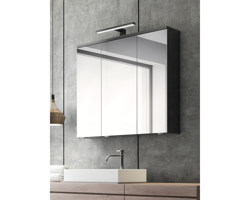 Modernes Badezimmer mit Spiegelschrank und Beleuchtung über einem Aufsatzwaschbecken