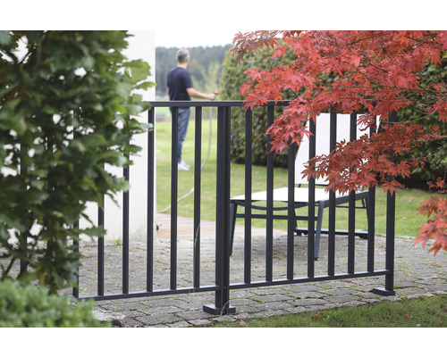 Gartenzaun aus Metall vor Terrasse und Garten