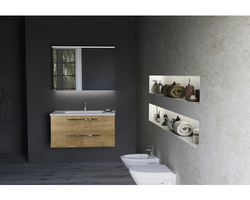 Badezimmer mit Waschtisch, Spiegel und Bidet in hellem und organisiertem Stil