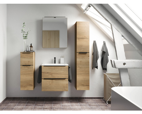 Badezimmer mit Waschtisch, Spiegelschrank und Hochschrank in Holzoptik unter einer Dachschräge
