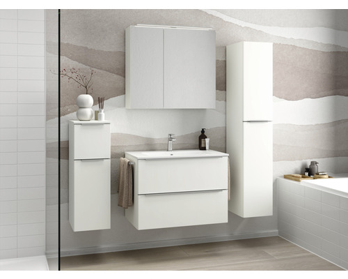 Helles Badezimmer mit Waschbeckenunterschrank, Spiegelschrank und Hochschrank für ein organisiertes und modernes Ambiente
