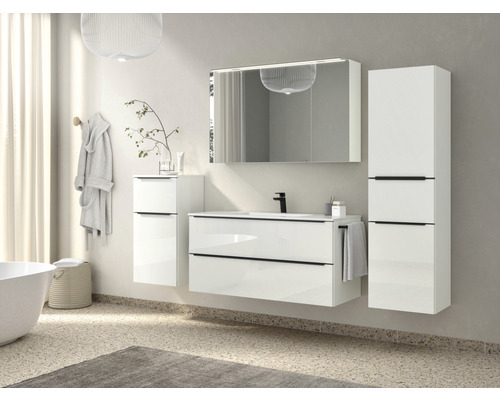 Modernes Badezimmer-Interieur mit Waschbeckenunterschrank, Spiegelschrank und Hochschrank.