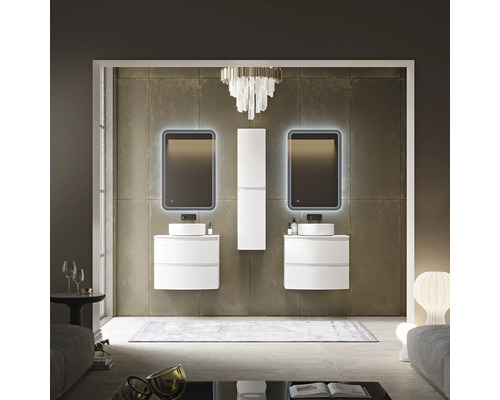 Badezimmer mit zwei Waschtischen, beleuchteten Spiegeln und einem Hochschrank