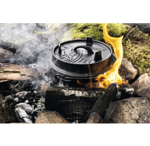 Gusseiserner Dutch Oven auf einem offenen Feuer mit Rauch