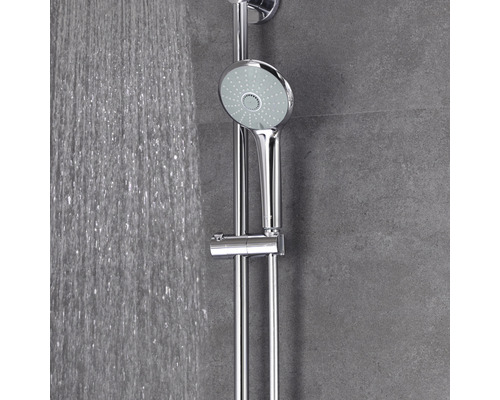 Handbrause mit Brausestange und fließendem Wasser
