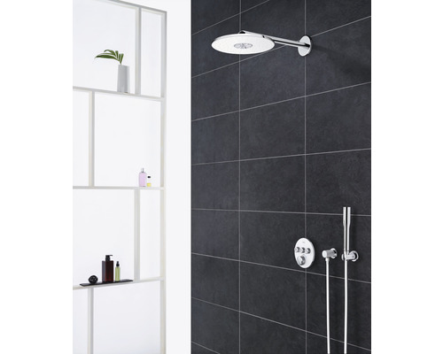 Badezimmer mit Kopfbrause, Handbrause und Thermostat