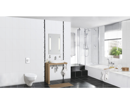 Badezimmer mit Waschtisch, Spiegel, Toilette, Badewanne und Dusche