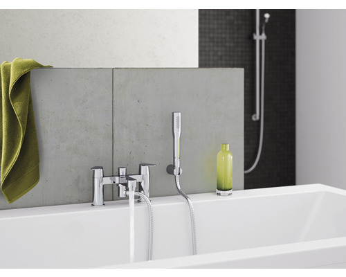 Badezimmerarmatur mit Handbrause auf einer Badewanne