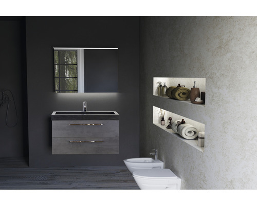Modernes Badezimmer mit Waschtisch, Spiegel, Regalen und Toilette