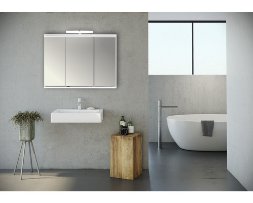 Badezimmer mit Spiegelschrank, Waschbecken, Badewanne und Holzhocker