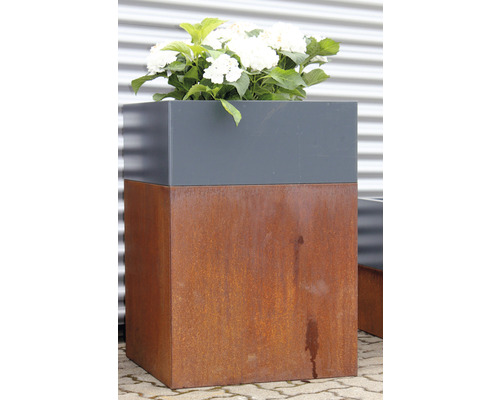 Blumenkübel aus Stahl mit Rostoptik und Pflanzen