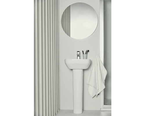 Badezimmer Szene mit Waschtisch, runden Spiegel und Handtuch