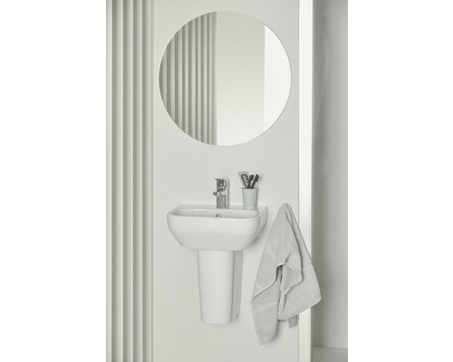 Badezimmer mit Waschbecken, Spiegel und Handtuch