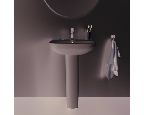 Waschbecken mit Waschsäule, Armatur, Handtuch und Spiegel