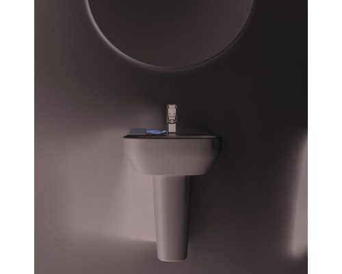 Waschtisch mit Armatur, Seife und Spiegel im Badezimmer