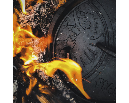 Feuerstelle mit Dutch Oven mit Reliefmuster