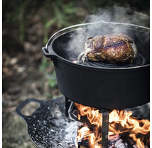 Braten in einem Dutch Oven auf offenem Feuer