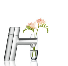 Wasserhahn mit Blumenvase