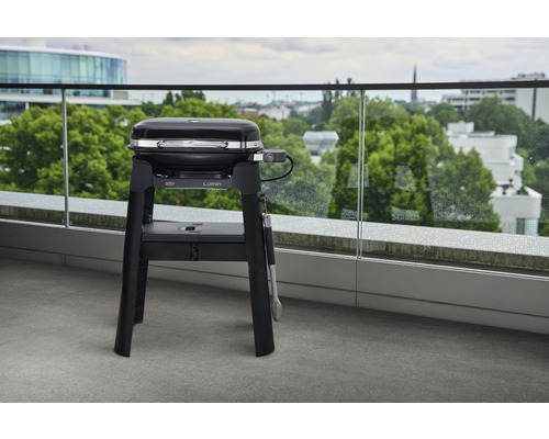 Weber Lumin Elektrogrill auf einer Terrasse