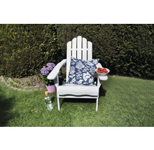 Garten Szene mit einem weißen Adirondack Stuhl, einem Kissen, einer Schale Erdbeeren, Blumen, einer Wasserflasche und einem Glas