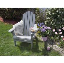 Garten Szene mit Holzliegestuhl, Decke, Buch, Snack, Hortensie und Windlicht