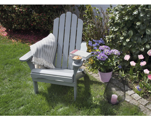 Garten Szene mit Holzliegestuhl, Decke, Buch, Snack, Hortensie und Windlicht