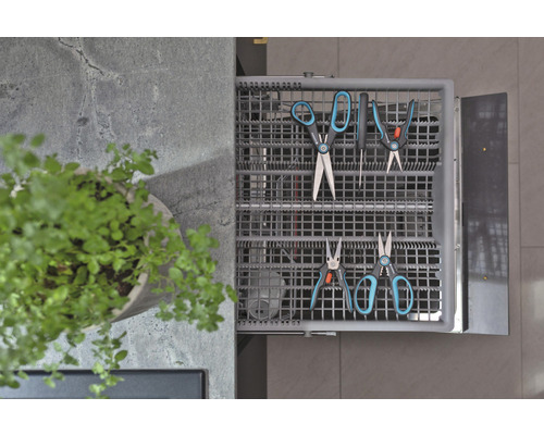 Offene Schublade mit Gartenscheren und einer Pflanze im Topf