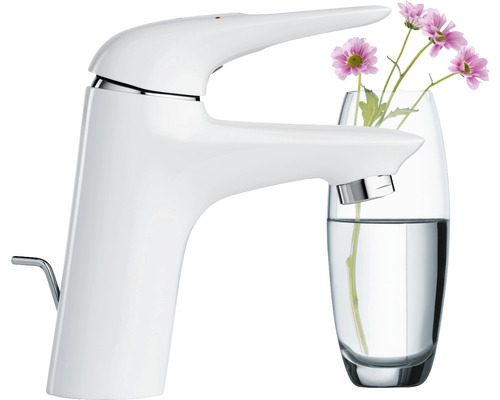 Weißer Waschtischmischer mit Blumen im Glas