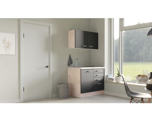 Kompakte Küchenzeile mit Spüle, Unterschrank und Hängeschrank in einem hellen Raum mit Fenster.
