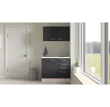 Waschküche mit Unterschrank, Hängeschrank und Fenster für eine helle und funktionale Raumatmosphäre.