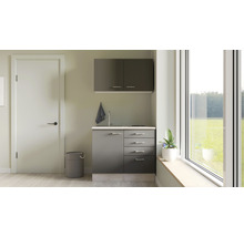 Waschküche mit Waschbecken, Schränken, Fenster und Tür