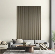 Wohnzimmer mit geriffelter Holzpaneelwand hinter einem grauen Sofa