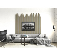 Wohnzimmer mit Sofa, Sessel, Tisch, Stehlampe und Wandgestaltung mit Bild