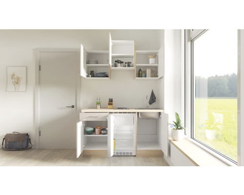 Kompakte Küche mit Spüle, Kühlschrank und Stauraum