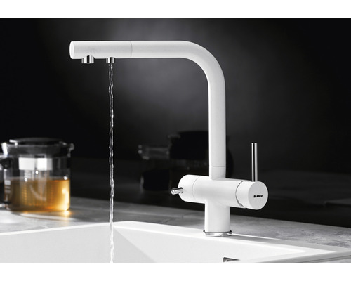 Blanco Logo Küchenarmatur mit Wasserstrahl im Spülbecken