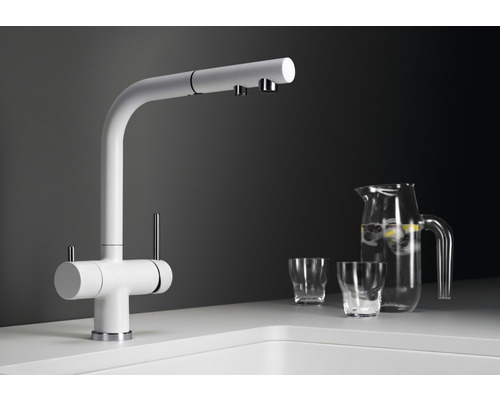 Küchenarmatur aus Stahl mit Glaskrug und Gläsern